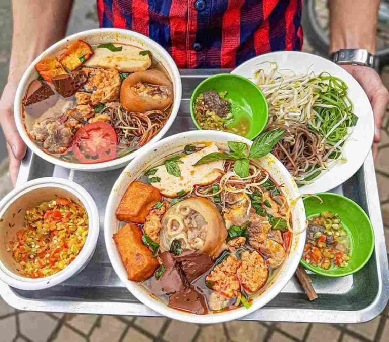 Bún riêu cua giò heo với cách nấu ngọt, đậm vị xương