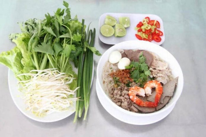 Các loại rau , tôm đi kèm với món hủ tiếu nam vang