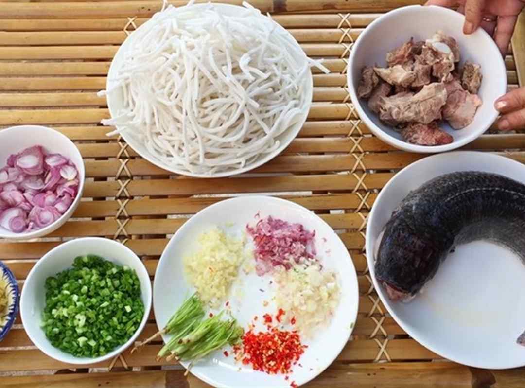 nguyên liệu cần chuẩn bị để làm bánh canh cá lóc ngon